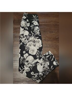 2 pairs Ladies Black Floral & Pink/Blue Floral  & Skull Print Leggings/Capris